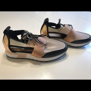 Steve Madden Arctic Rose sneaker size 7.5